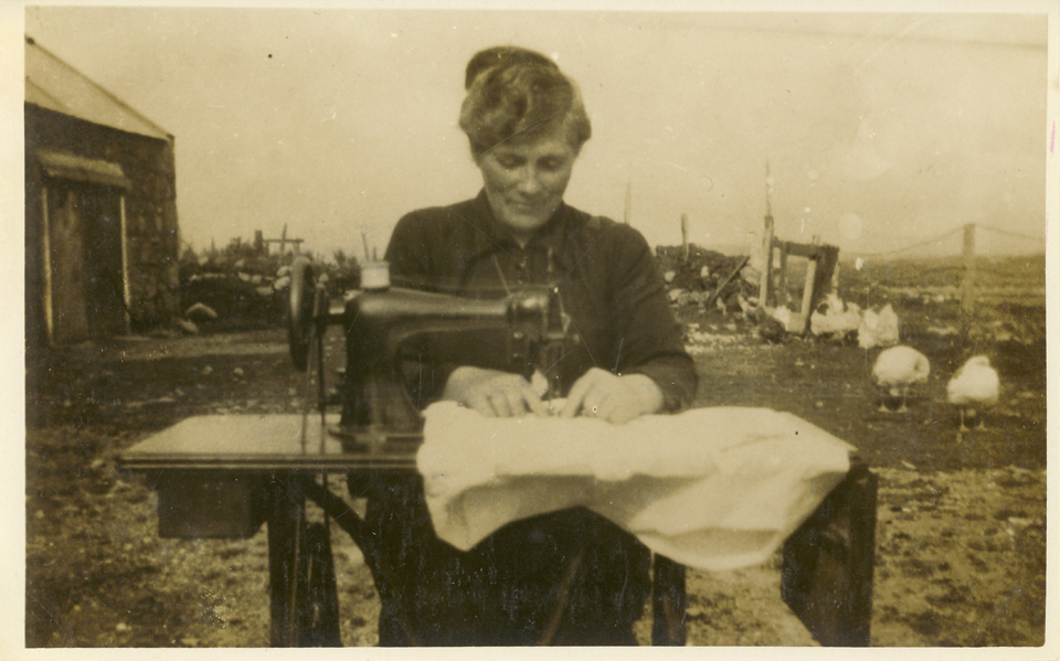 Margaret, nee Flynn met de kippen op het erf, photograph from the Sweeney family archive, courtesy of Charles Tyrell