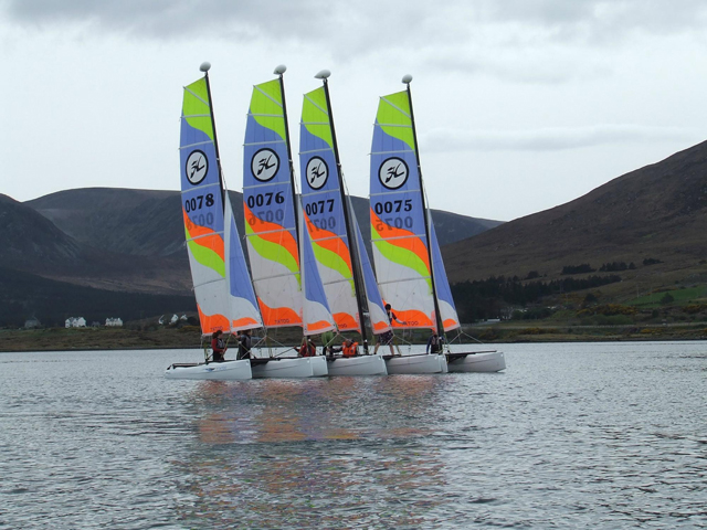 op een catamaran in West-Ierland